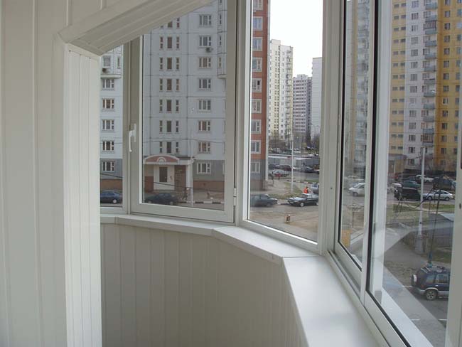 Закругленное радиусное остекление полукруглого балкона и лоджии Чехов