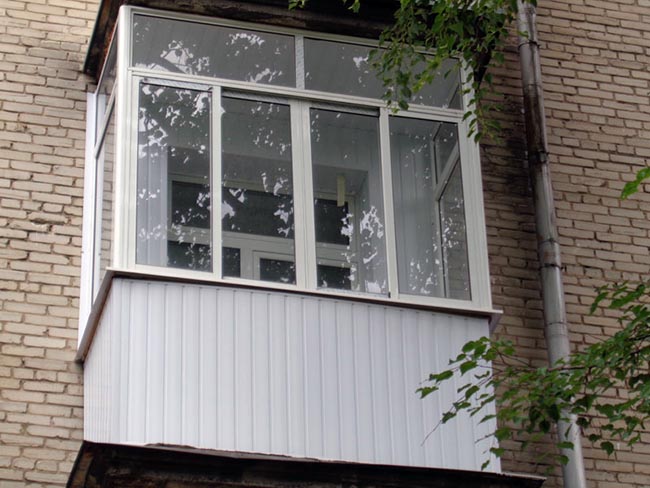 Сколько стоит застеклить балкон в хрущевке - низкие цены Чехов