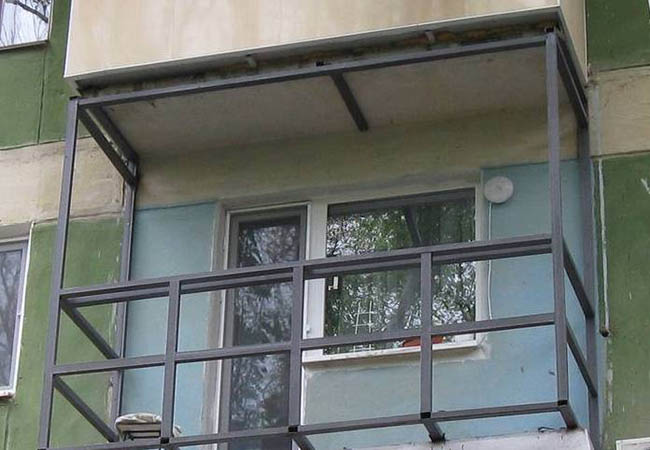 Альтернативное остекление балкона оргстеклом вместо стекла Чехов
