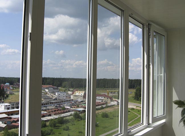 Сколько стоит застеклить балкон пластиком: цена Чехов